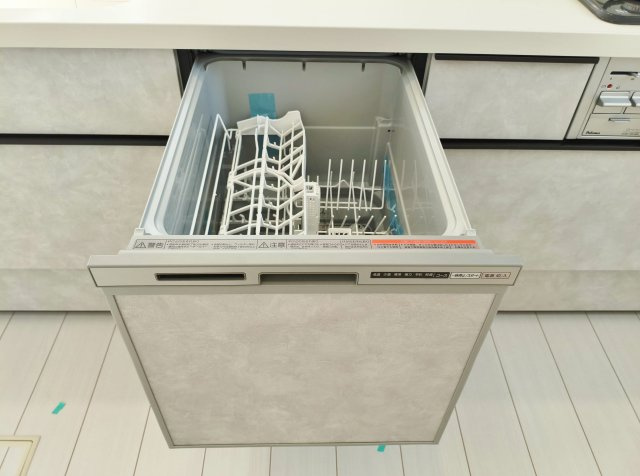 板橋区東新町2丁目 全9棟 B号棟のキッチン|食後の片づけに便利な食器洗乾燥機が標準装備です 時間が有効活用でき、節水にもなります