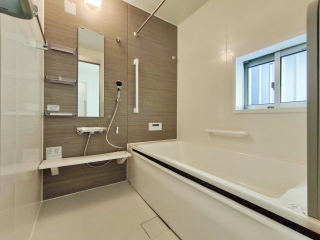板橋区東新町2丁目 全9棟 B号棟の浴室|足を伸ばしてゆったりとご入浴いただける一坪タイプのユニットバス
お子様とのご入浴も快適な広さです