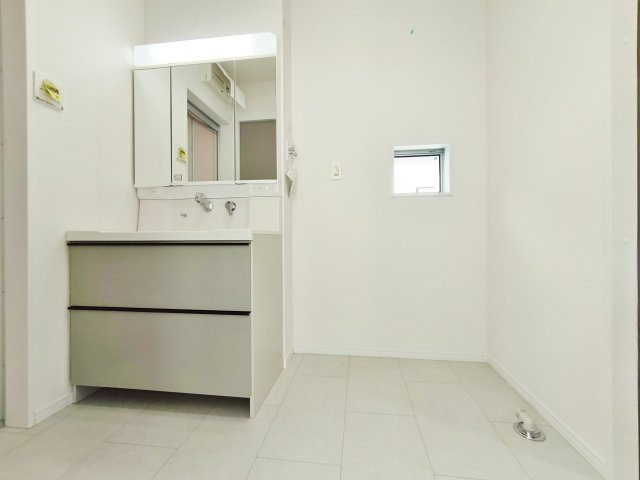 板橋区東新町2丁目 全9棟 B号棟の洗面所|ゆとりある洗面スペース
明るく清潔感溢れ毎日使う場所だからこそ、快適な空間となっております