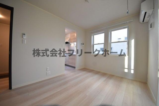 武蔵野市吉祥寺南町４丁目のアパートの居間・リビング