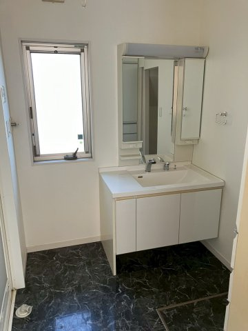 宇多津町浜七番丁　大和ハウス工業施工　戸建住宅の独立洗面台