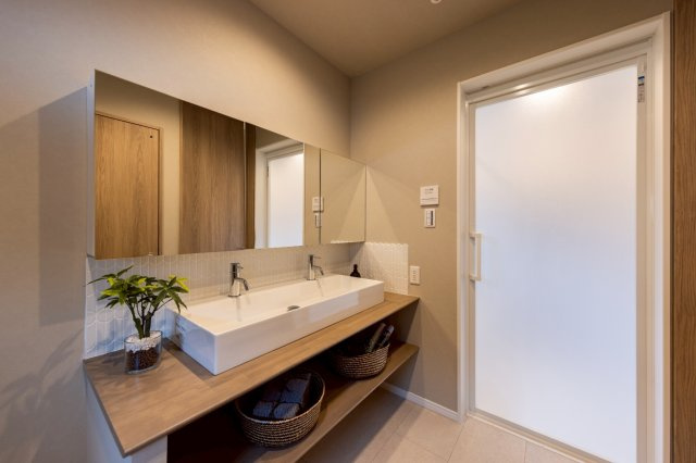 神戸市灘区高尾通1丁目新築一戸建て│3LDK+駐車2台可(車種制限有)の洗面所|2階洗面室の内観写真です。
2水栓、ワンボールの洗面台が採用されています。
忙しい朝に2人並んでも身支度して頂けます。