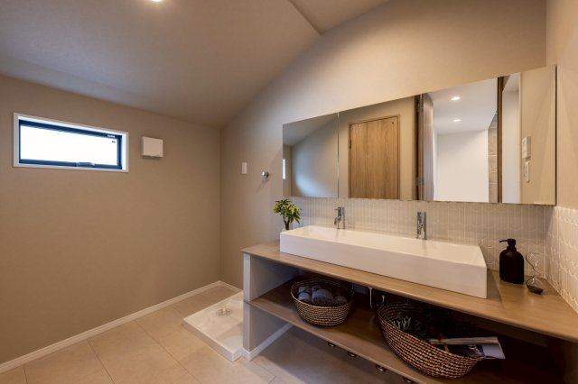 神戸市灘区高尾通1丁目新築一戸建て│3LDK+駐車2台可(車種制限有)の洗面所|2階洗面室の内観写真です。
キャビネット内には散らかりがちな化粧品や小物類をしまっておけるので、生活感が出にくくスタイリッシュな空間を保てます。