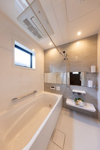 神戸市灘区高尾通1丁目新築一戸建て│3LDK+駐車2台可(車種制限有)の浴室|2階浴室に入ってすぐの内観です。1616サイズのユニットで、浴室暖房乾燥機と小窓付きの2ライト仕様となっております。