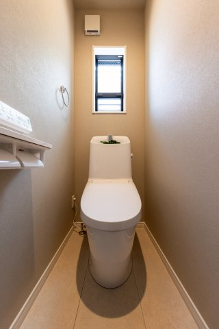 神戸市灘区高尾通1丁目新築一戸建て│3LDK+駐車2台可(車種制限有)のトイレ|1・2階に1か所ずつウォッシュトイレを導入しています。