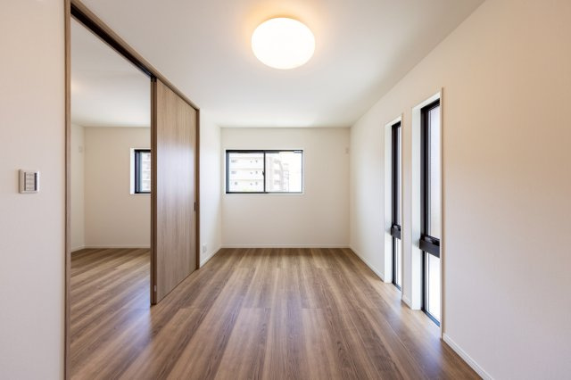 神戸市灘区高尾通1丁目新築一戸建て│3LDK+駐車2台可(車種制限有)の洋室|2階主寝室想定のお部屋は引違ドア設置で将来的に二部屋に分けることが可能です。
