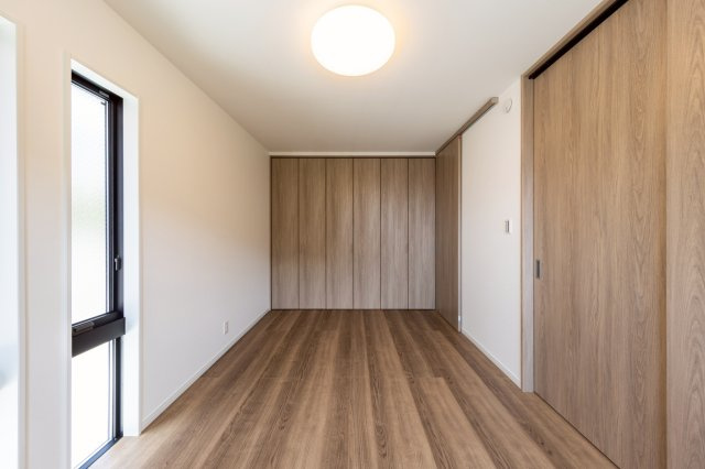 神戸市灘区高尾通1丁目新築一戸建て│3LDK+駐車2台可(車種制限有)の洋室|-主寝室7.5帖(2F)-
 収納庫内には枕棚とハンガーレールを配置しています。