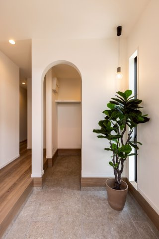 神戸市灘区高尾通1丁目新築一戸建て│3LDK+駐車2台可(車種制限有)の玄関|1階玄関に入ってすぐの内観写真です。ウォークスルークロークを備えた収納量・動線ともに優れた設計。