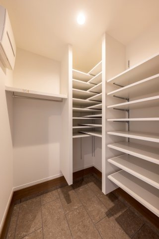 神戸市灘区高尾通1丁目新築一戸建て│3LDK+駐車2台可(車種制限有)の玄関|1階玄関に入って奥側にある土間続きのシューズインクロークです。土間続きのため汚れた長物も宅内に保管可能です。