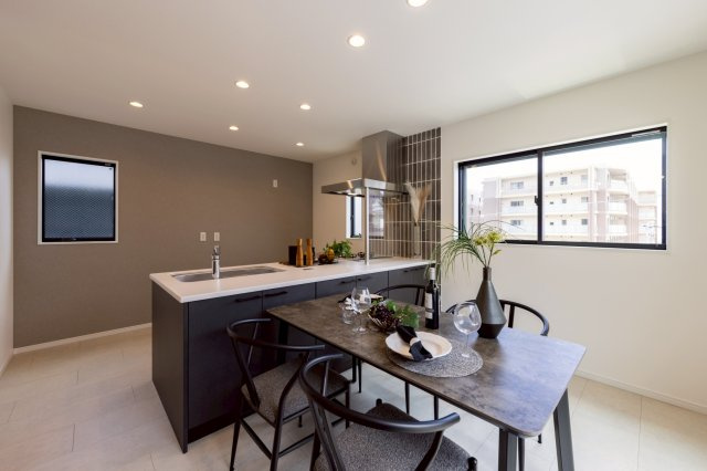 神戸市灘区高尾通1丁目新築一戸建て│3LDK+駐車2台可(車種制限有)の居間・リビング|LDKを見渡せるフルフラットキッチンを採用。
揺らぎのある窯業タイルでデザイン性を向上、ダウンライトがしっかり設けられているので、作業性も確保されています。