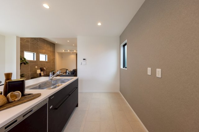 神戸市灘区高尾通1丁目新築一戸建て│3LDK+駐車2台可(車種制限有)のキッチン|キッチン後ろのスペースも広く、ご入居後に設置するカップボードの幅も広がります。特にLDKが広い住宅の場合はカップボードなどのメインインテリアを大きくするとバランスが良くなります。