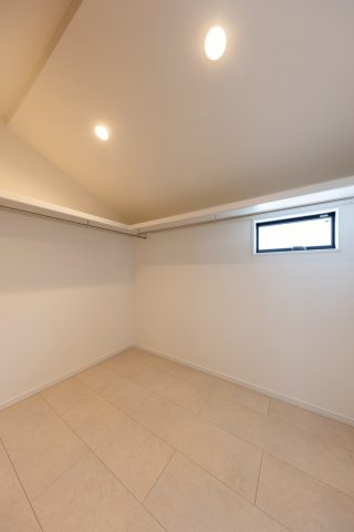 神戸市灘区高尾通1丁目新築一戸建て│3LDK+駐車2台可(車種制限有)の収納|リビング横に位置する3帖のファミリークローゼット内の内観写真です。日用品や掃除用品、お子様のおもちゃなど幅広く収納して頂けます。