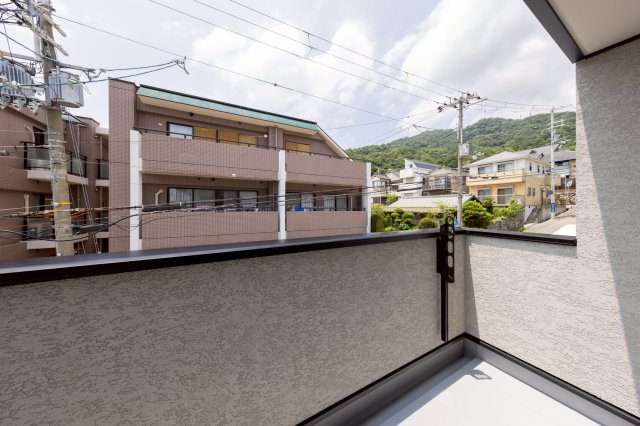 神戸市灘区高尾通1丁目新築一戸建て│3LDK+駐車2台可(車種制限有)のバルコニー|2階南側バルコニーです。 物干竿金具が備え付けられています。