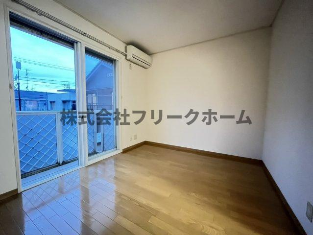 武蔵野市中町３丁目のアパートの居間・リビング