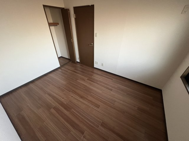 サプリーム東新の洋室