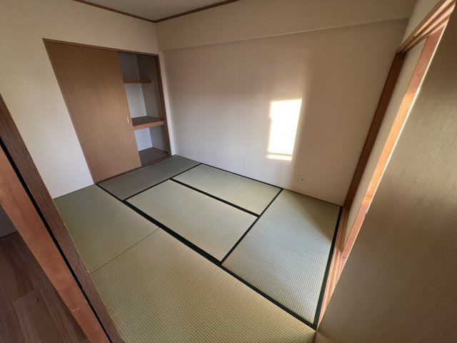 サプリーム東新の和室