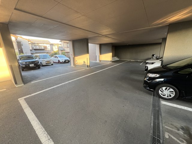 サプリーム東新の駐車場