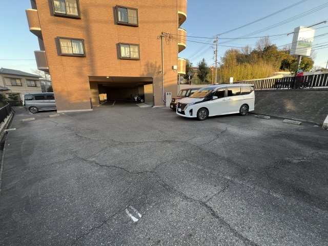 サプリーム東新の駐車場