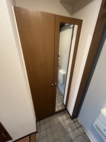 サプリーム東新の玄関