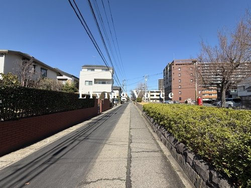 【前面道路含む現地写真】 | 【仲介手数料０円】厚木市妻田東1丁目1期　新築一戸建て　1号棟　全3棟 | 【仲介手数料０円】厚木市妻田東1丁目1期　新築一戸建て　全3棟