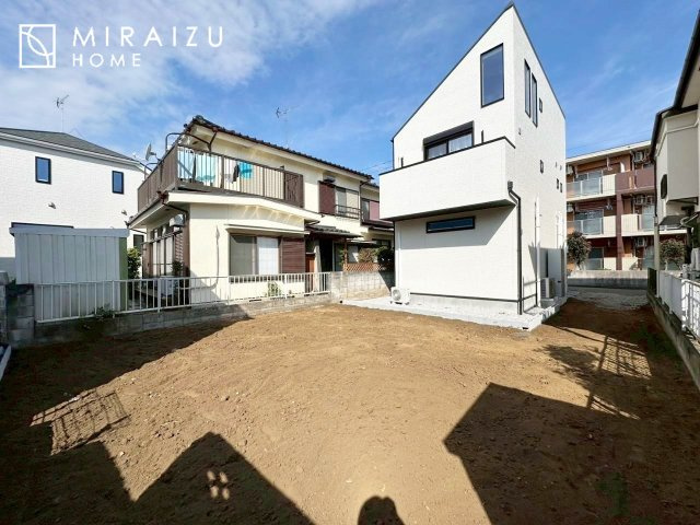 【外観】 | 青く澄み渡った綺麗な空と、陽の光をたっぷりと受ける、そんな新築住宅で新生活をスタートしてみませんか？見学・ご相談等、ミライズホーム(株)までお気軽にご連絡下さい。