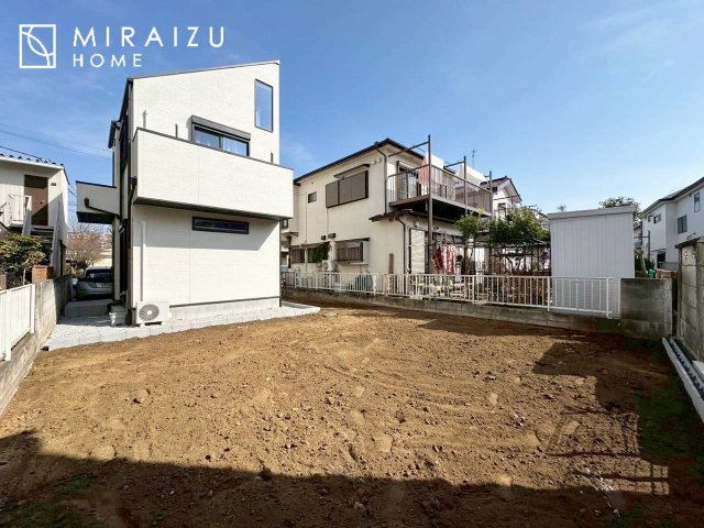 【外観】 | 青く澄み渡った綺麗な空と、陽の光をたっぷりと受ける、そんな新築住宅で新生活をスタートしてみませんか？見学・ご相談等、ミライズホーム(株)までお気軽にご連絡下さい♪
