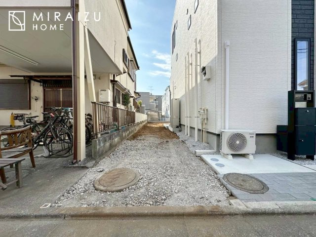 【前面道路含む現地写真】 | プライバシー性と開放感を高める住環境。陽当たりの良い開かれたロケーションを活かし、心地よい暮らしをプランニング