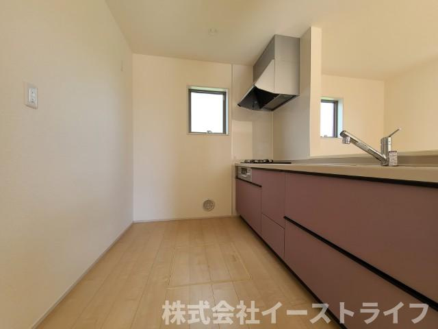 【新築戸建】　いわき市内郷高坂町1丁目第4　【長期優良住宅】のキッチン|同社施工写真　浄水器一体型水栓です。蛇口をひねればいつでもおいしい水が飲めるのが嬉しいです(^^)/水はねの音や食器が当たる音を大幅に軽減する静音仕様のジャンボシンクです。