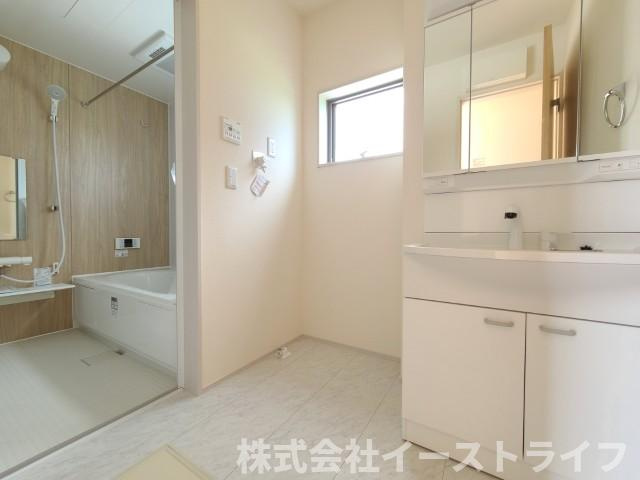 【新築戸建】　いわき市内郷高坂町1丁目第4　【長期優良住宅】の独立洗面台|同社施工写真　広いパウダールームです。スペースが豊富で、鏡の周りには棚もあるため、洗顔用品や歯ブラシ、うがい用のコップ、整髪料、スキンケア用品、化粧品などを置いて整理することができます。