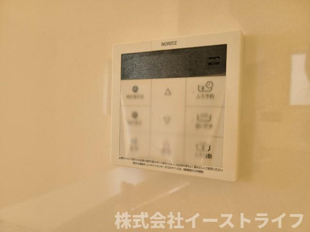 【新築戸建】　いわき市内郷高坂町1丁目第4　【長期優良住宅】の発電・温水設備|同社施工写真　リビング内給湯器リモコンです。