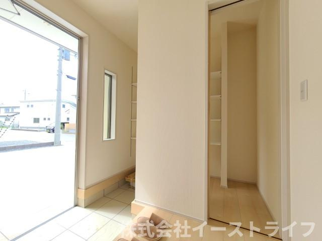 【新築戸建】　いわき市内郷高坂町1丁目第4　【長期優良住宅】の玄関|同社施工写真　シューズインクローゼットは収納スペースたっぷりの明るくキレイな玄関です