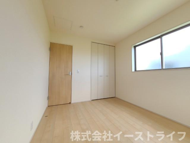 【新築戸建】　いわき市内郷高坂町1丁目第4　【長期優良住宅】の子供部屋|同社施工写真　家具などのインテリアともマッチしておしゃれ感が出しやすく、身の回りの整理がしやすいのも魅力な洋室です。