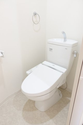 【トイレ】 | アビタシオン桃谷 | シャワートイレ設置のトイレ