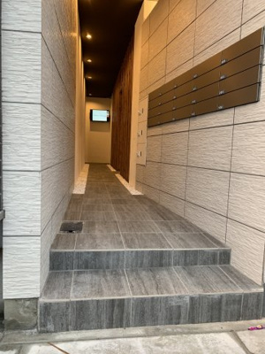 【エントランス】 | アビタシオン桃谷 | エントランス正面にはで至る掲示板（デジサイ）張り紙が貼付されることはありません。