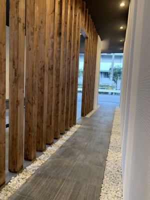 【ロビー】 | アビタシオン桃谷 | 駐輪スペースとエントランスが区分けされています。