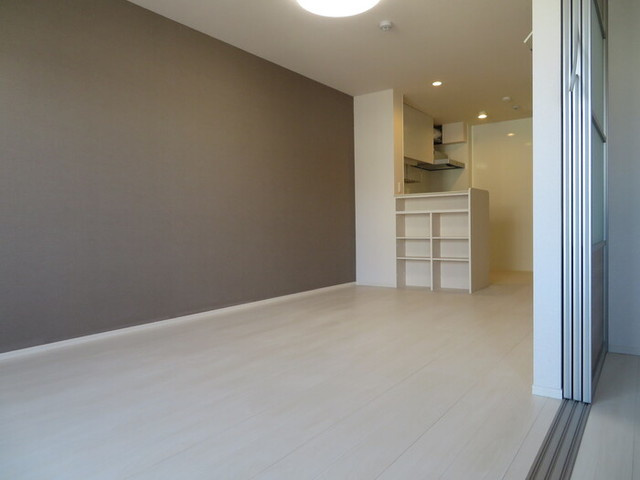 キャッスル西大宮の居間・リビング|アクセントクロスで落ち着いた印象のリビング☆