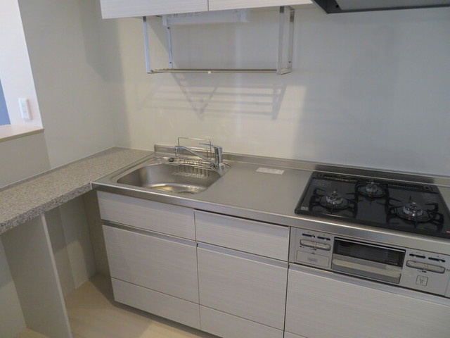 キャッスル西大宮のキッチン|グリル付き3口コンロでお料理も楽しめます☆