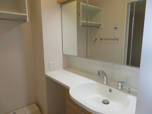 キャッスル西大宮の洗面所|広い洗面台で使いやすい！
