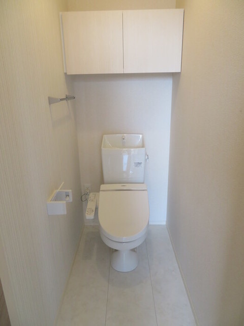 キャッスル西大宮のトイレ|収納スペースのあるトイレ。