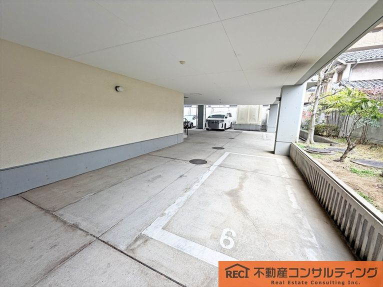 エクセレンス青門の駐車場