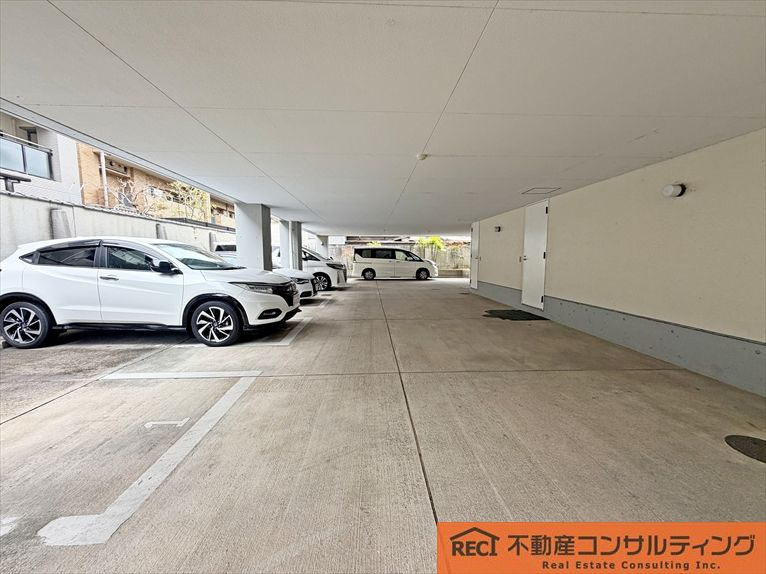 エクセレンス青門の駐車場