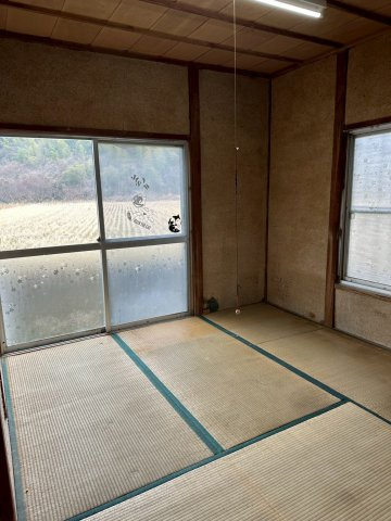 船木　中古戸建の和室|【和室】明るい和室は客間としても重宝し、布団を敷けばゲストの方にもゆったりと寛いでいただけます。畳の香りに包まれながらお昼寝をしたり、小さなお子様の遊び場として活用したりと、多目的に使える便利な一室。