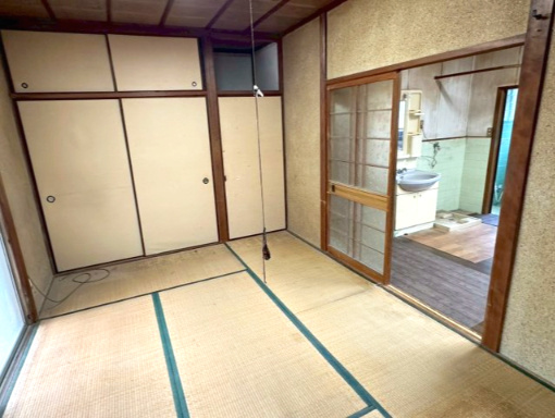 船木　中古戸建の和室|DK南側 和室　南向きの窓から暖かな陽光が差し込む、家族の集いの場に最適な空間です。明るい室内は開放感があり、日中は電気をつけずにゆったりと読書や団らんを楽しめます。