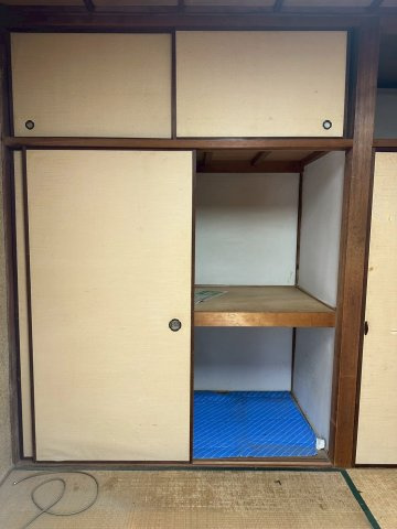 船木　中古戸建の収納|収納スペースを有効活用することで、生活感を感じさせない洗練された空間を保てます。自分好みのインテリアで飾り付ければ、より愛着の湧く一部屋に。静かな住環境の中で、深い眠りと休息を得られる居室です。