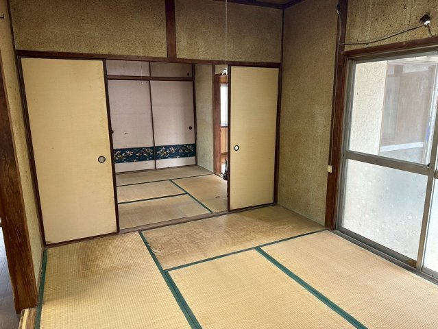 船木　中古戸建の和室|隣接する和室と合わせることで、さらに広大な空間として活用できるフレキシブルな設計です。親戚や友人が集まる際も余裕を持って対応でき、大人数での食事やパーティーも楽しめる、家の中心となるお部屋です。