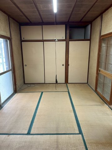 船木　中古戸建の和室|【和室】陽光に包まれる和の空間は、静かな時間を過ごしたい方に最適です。十分な広さがあるため、家具の配置も思いのまま。収納を活かして室内を広く使えます。