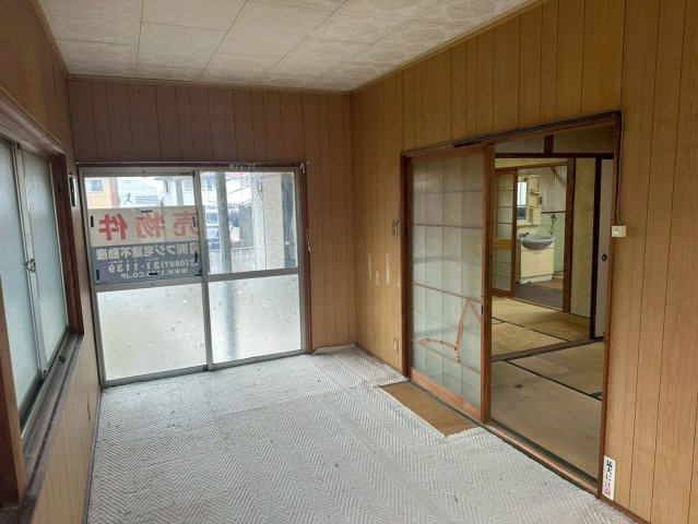 船木　中古戸建の和室|【南側和室】陽光に包まれる和の空間は、静かな時間を過ごしたい方に最適です。十分な広さがあるため、家具の配置も思いのまま。収納を活かして室内を広く使い、自分だけの特別な時間を満喫できる居室。