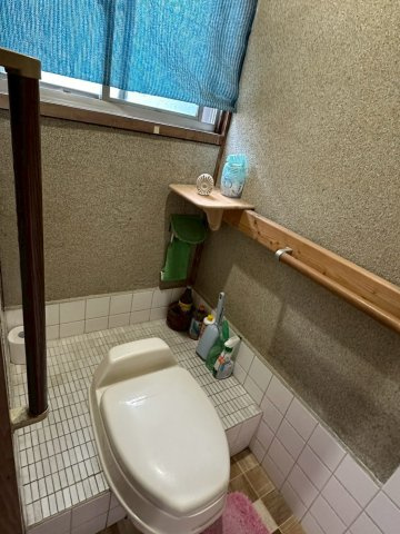 船木　中古戸建のトイレ|リノベーションのしがいがあるコンパクトな設計。簡易水洗への変更相談も承ります。