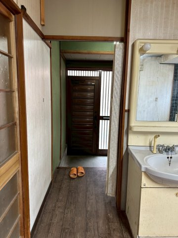 船木　中古戸建の内装|ダイニングから来客の様子が見られる廊下。カーテンで仕切れるのでプライベートな空間を確保できます。