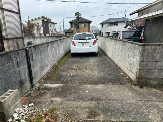船木　中古戸建の駐車場|【駐車場】駐車スペース2台分を備えた、ゆとりある敷地が魅力。旗竿地ならではの奥まった立地は、お子様の飛び出し防止にもなり安心です。